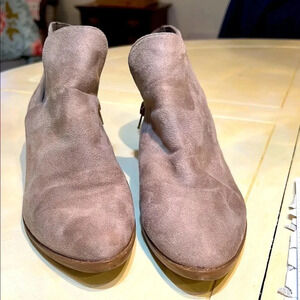SODA BOOTIE size 8 light taupe swead